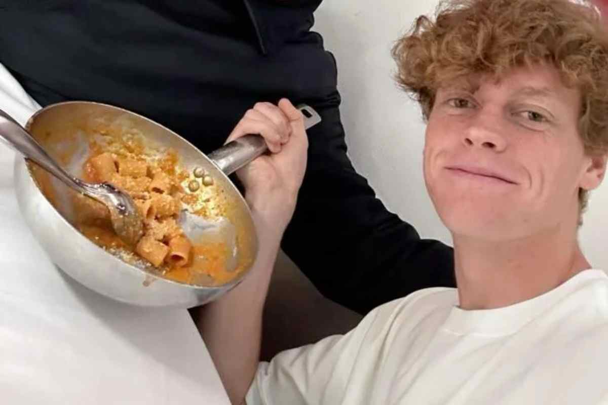 Jannik Sinner con un tegame di pasta