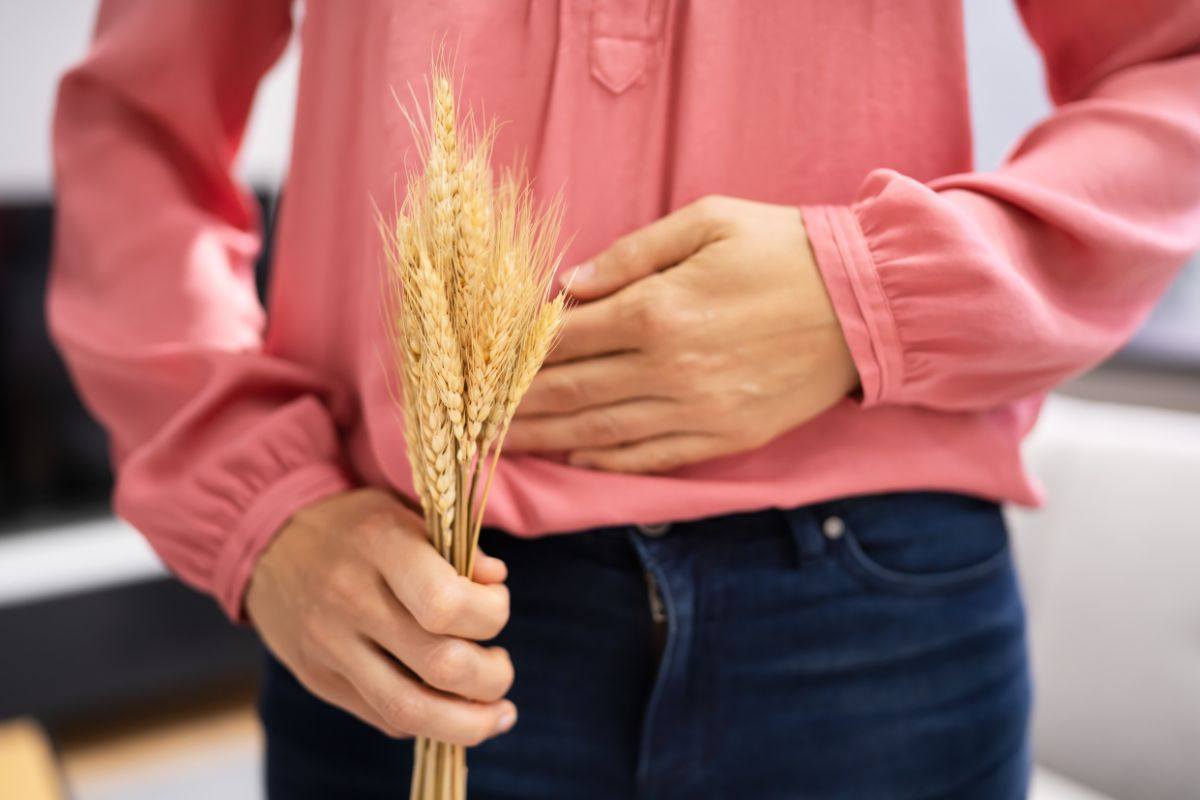 Donna tiene in mano una spiga di grano