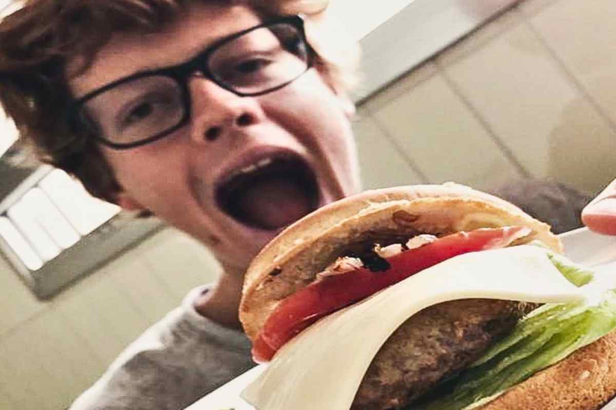 Jannik Sinner addenta un hamburger