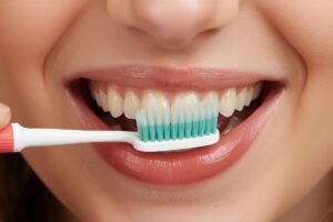 donna con lo spazzolino da denti