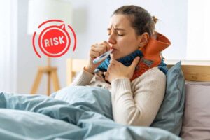 Ragazza misura la febbre col termometro