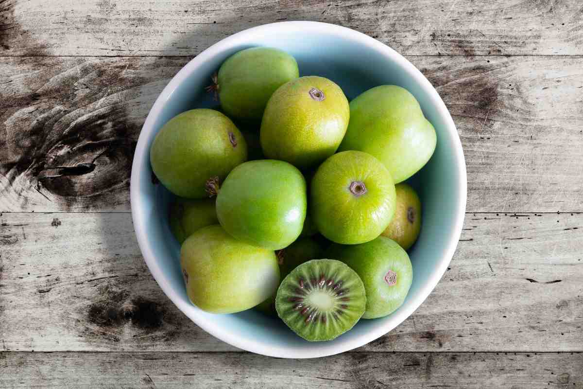 nergi piccoli kiwi nel piatto