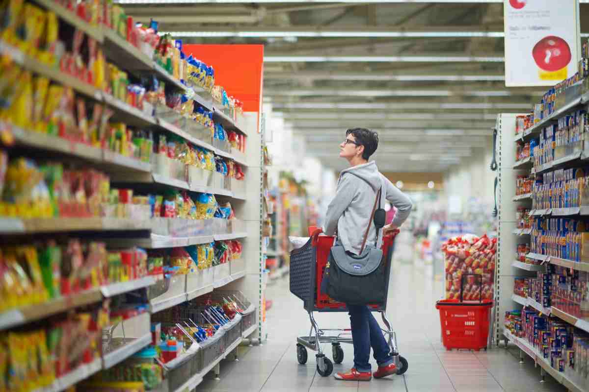 persona al supermercato