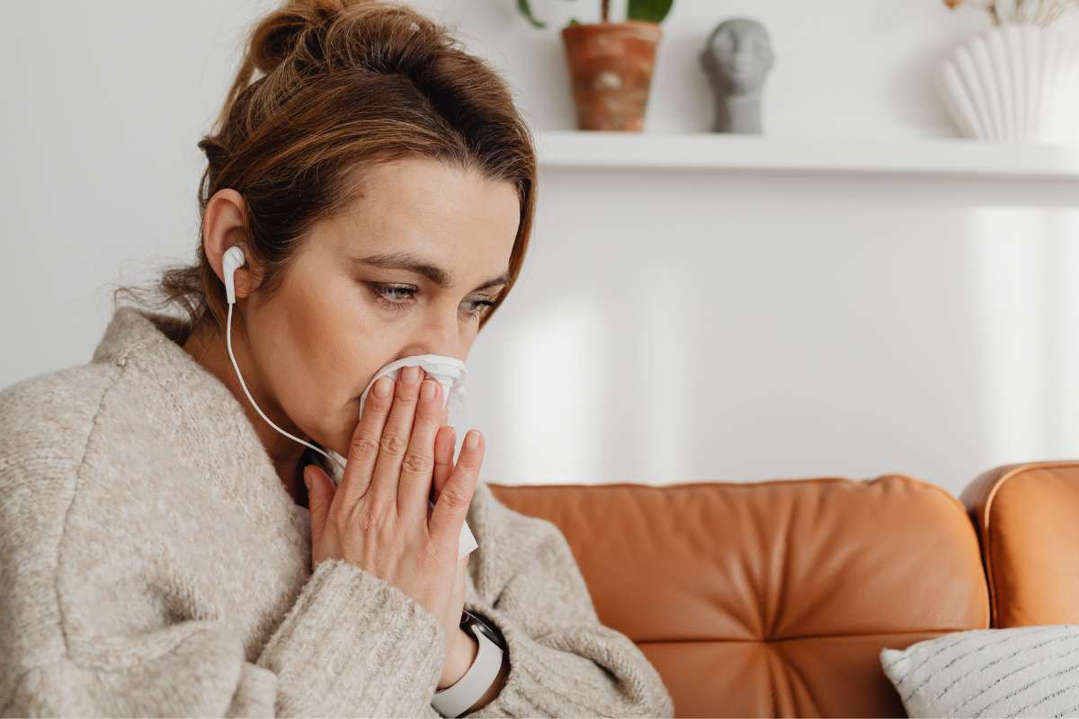 donna che si soffia il naso