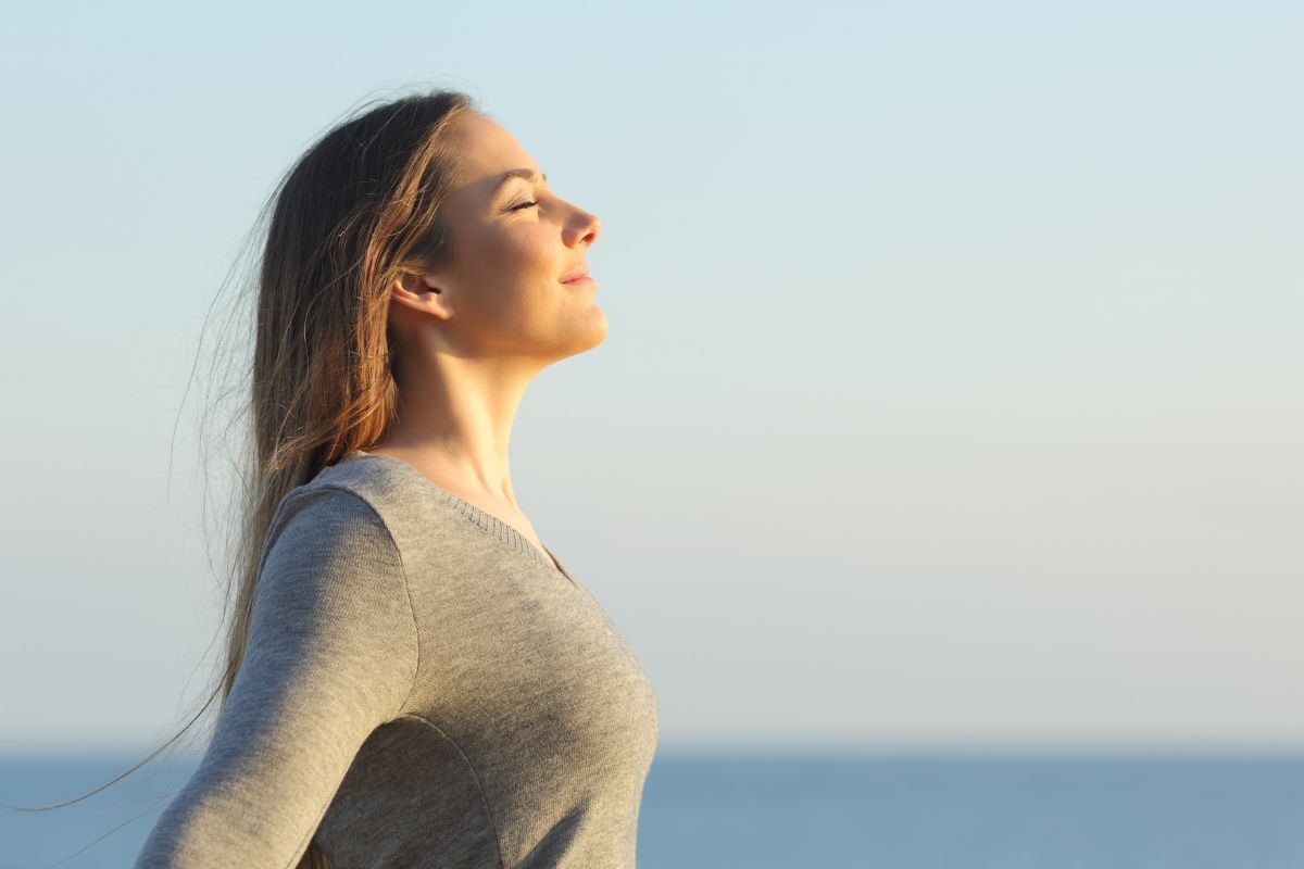 donna al mare che respira