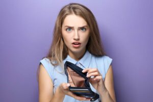 donna con portafogli vuoto