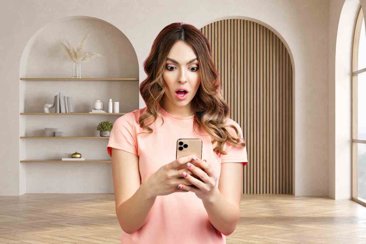 sfondo interno casa e donna che guarda spaventata il suo smartohone